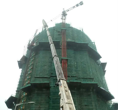 乐山吊车在工地上作业